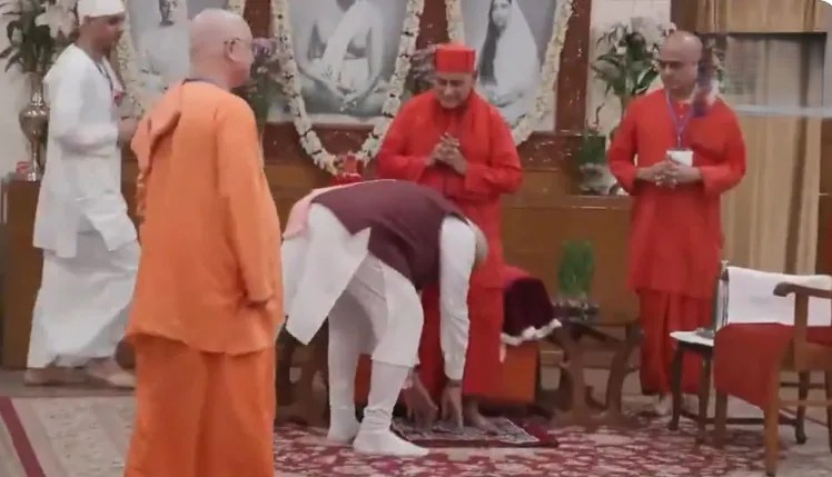Modi touched the feet of Swami