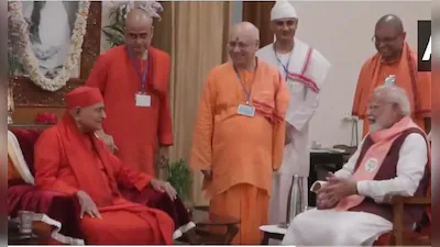 Modi touched the feet of Swami